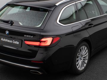 Fahrzeugabbildung BMW 530d LuxuryLine Pano Kamera Laser HUD DAB HiFi