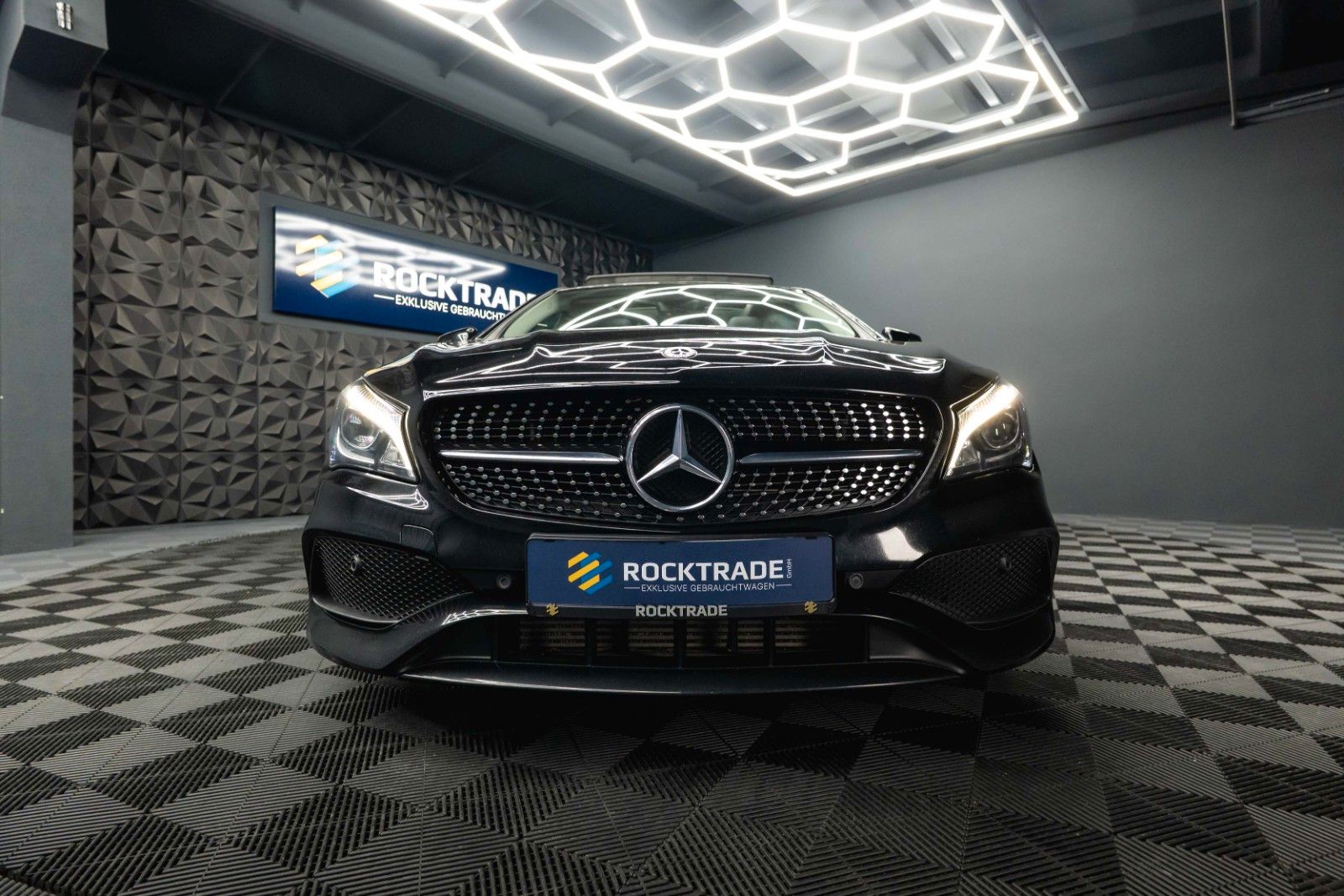 Fahrzeugabbildung Mercedes-Benz CLA 250 Shooting Brake AMG Night-Paket | Pano