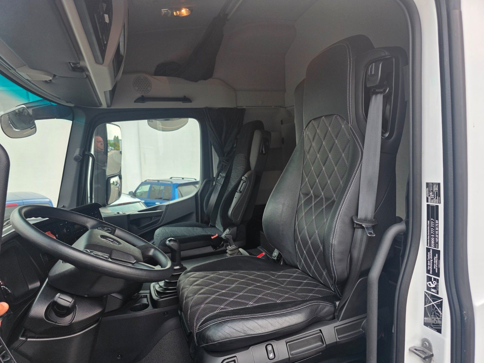 Fahrzeugabbildung Mercedes-Benz Arocs 1827 A 4x4 LBW Tür+Treppe Schalter 2 Stück