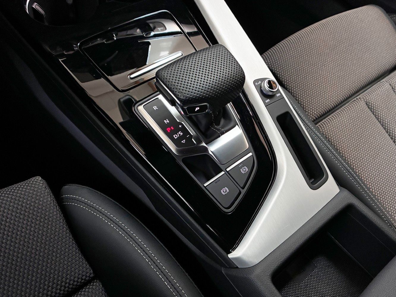 Audi A4 Avant 40 2.0 TDI quattro S-Line AHK StandHeiz foto 17