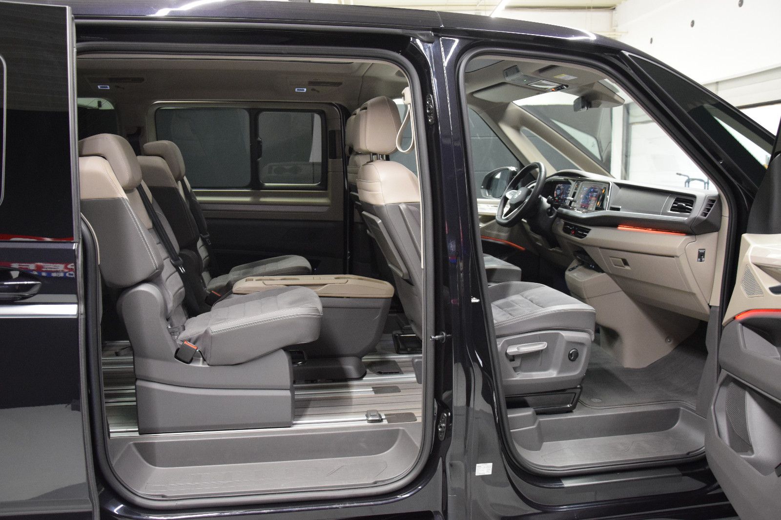 Fahrzeugabbildung Volkswagen T7 Multivan Style Lang Pano ACC Matrix AHK vis-a