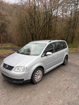 Volkswagen Vw Touran 1,6 L - Volkswagen Touran mit Benzin-Antrieb: Kleinbus, Automatik, 1.6