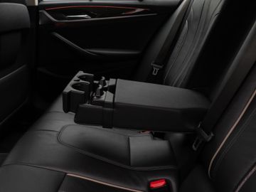 Fahrzeugabbildung BMW 530i LuxuryLine Kamera HUD Komfort SoftCl Alarm