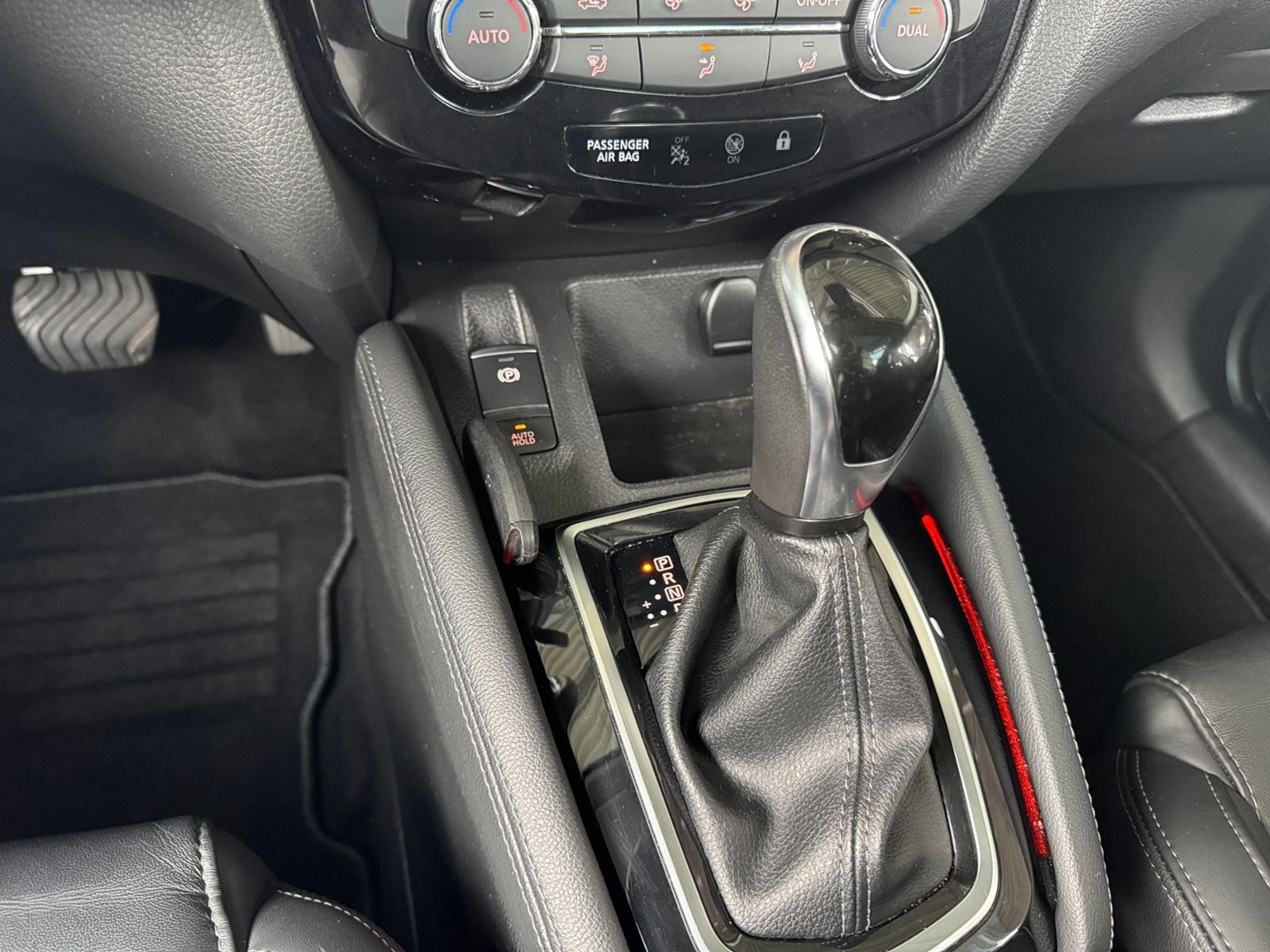 Fahrzeugabbildung Nissan Qashqai Akari PANO RFK AHK NAVI ALU