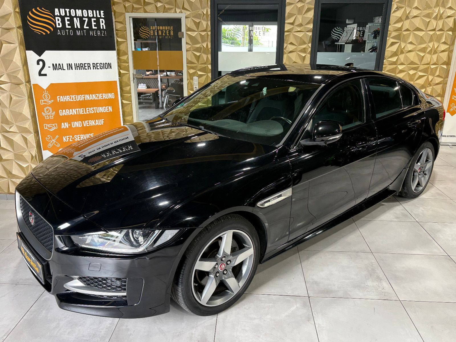 Fahrzeugabbildung Jaguar XE /TEMPOMAT/NAVI/SHZ/KLIMA/BI-XENON/SPURHALTE