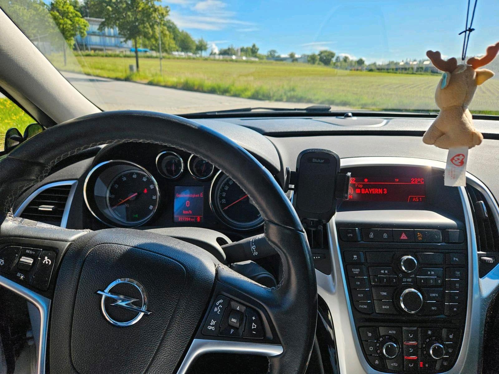 Opel Astra 2012 — photo 7