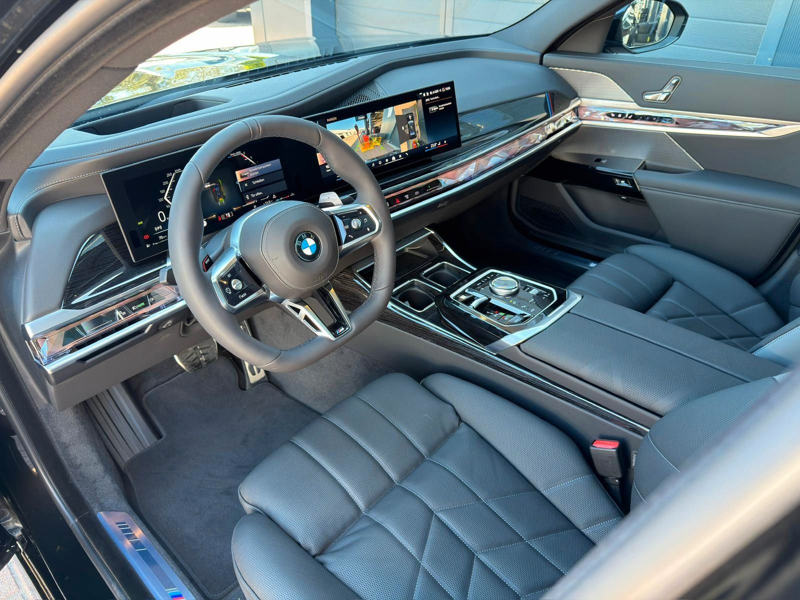 Fahrzeugabbildung BMW 740 d xDrive M Sport Pro*B&W*MASS*PAN*STHZ*CON*
