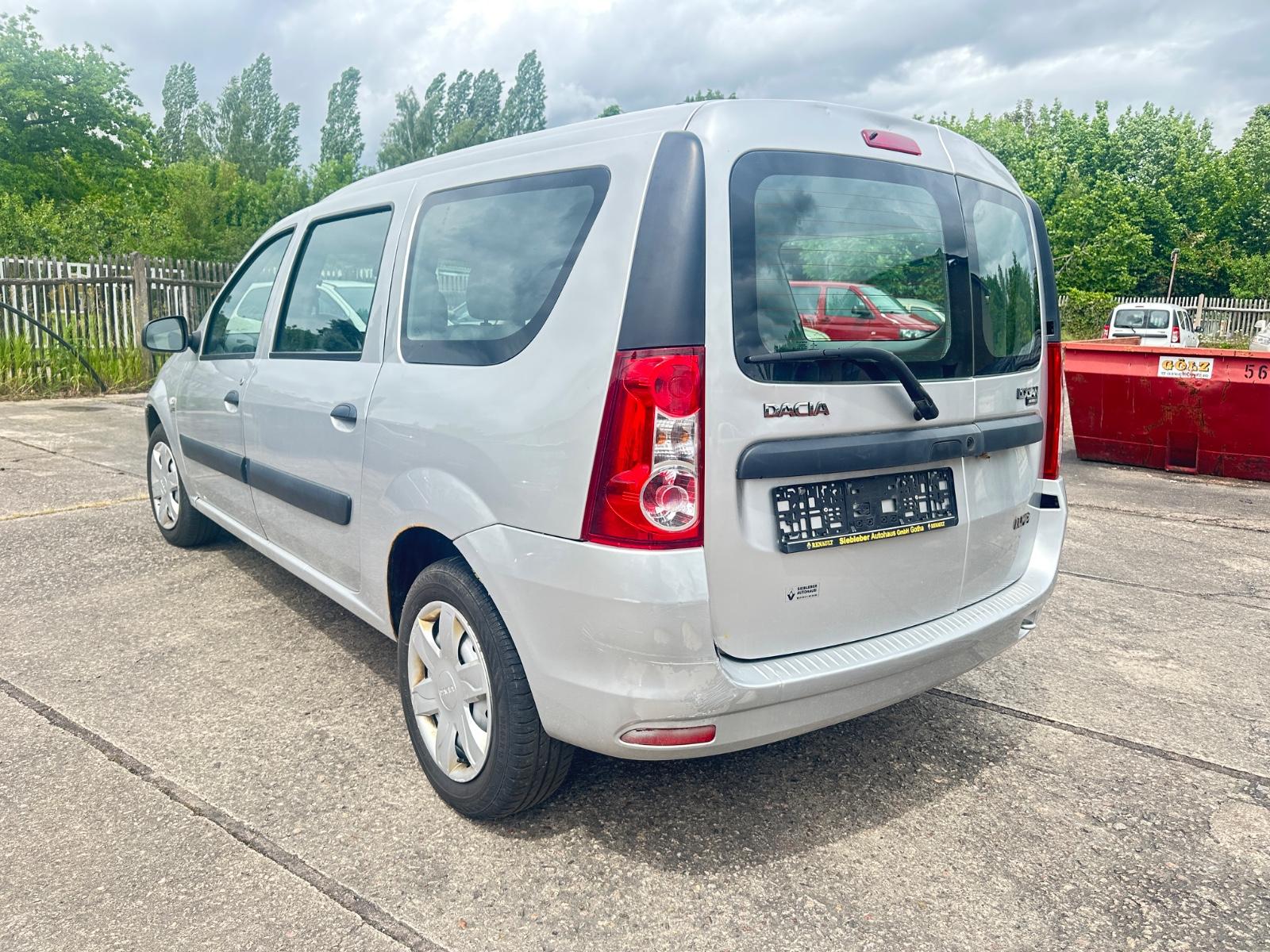 Dacia Logan 2009 — салон