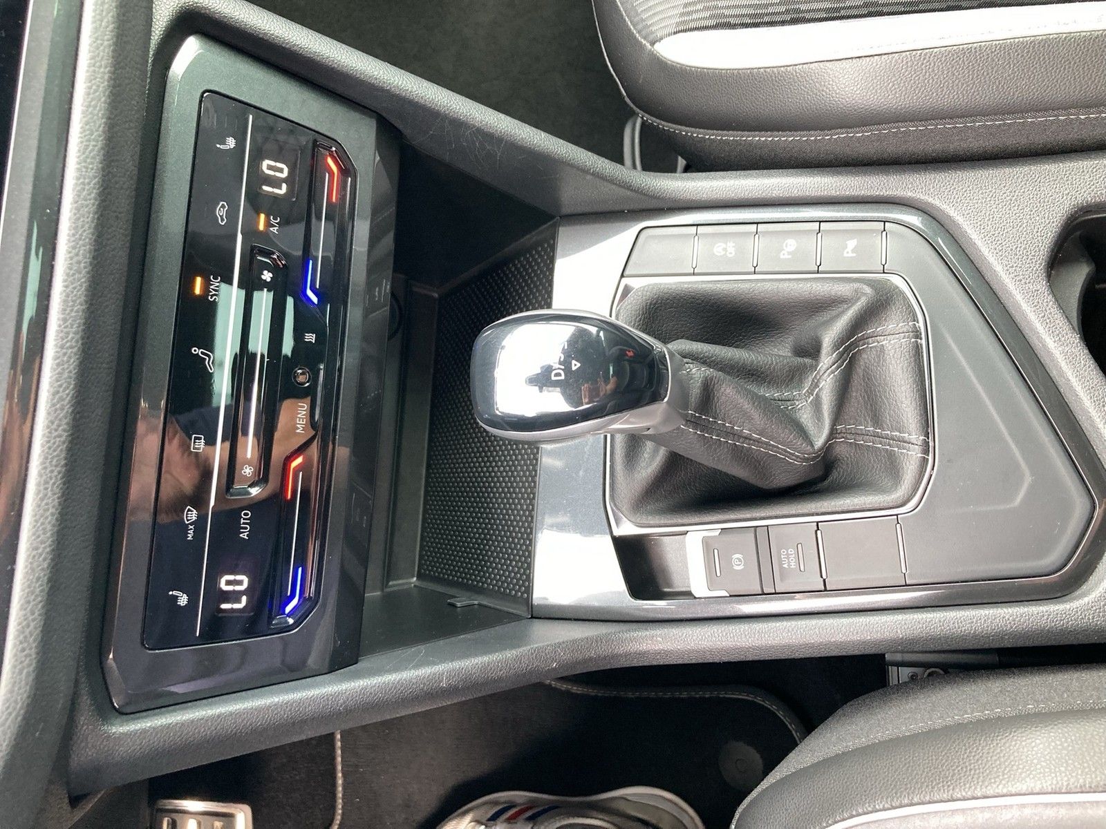 Fahrzeugabbildung Volkswagen Tiguan TDI R-Line DSG Matrix Navi AHK STH PDC