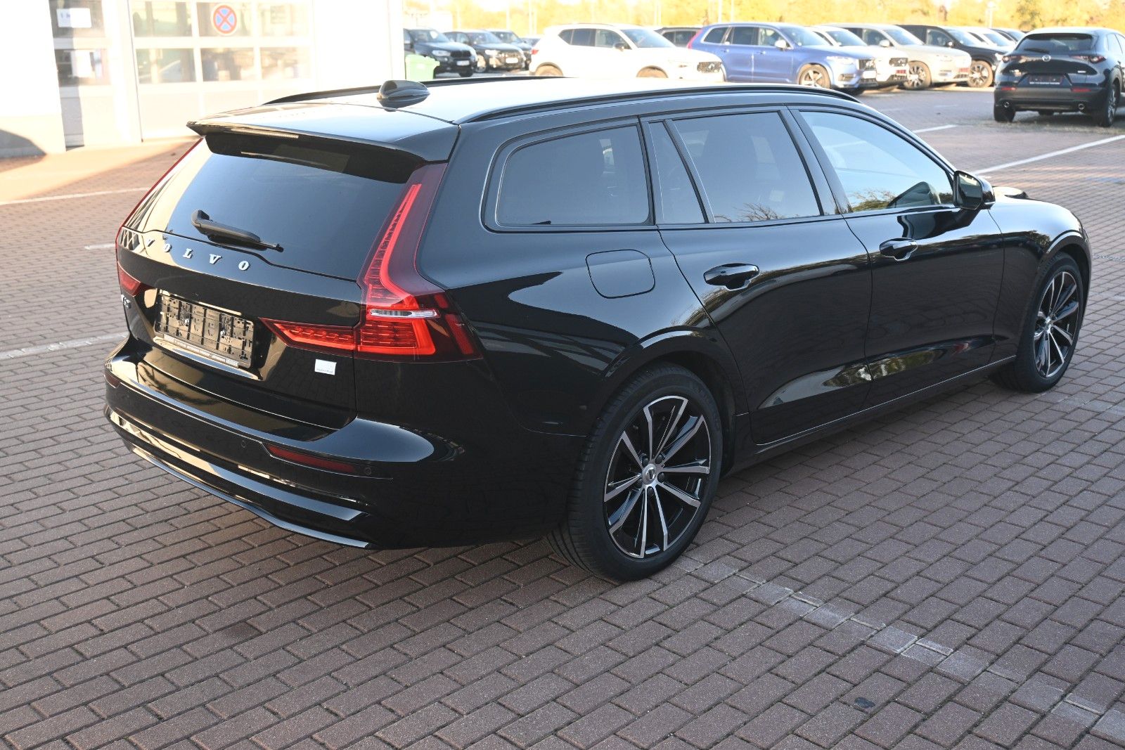 Fahrzeugabbildung Volvo V60 T6 Plus Dark AWD*AHK*LHZG*Leder*