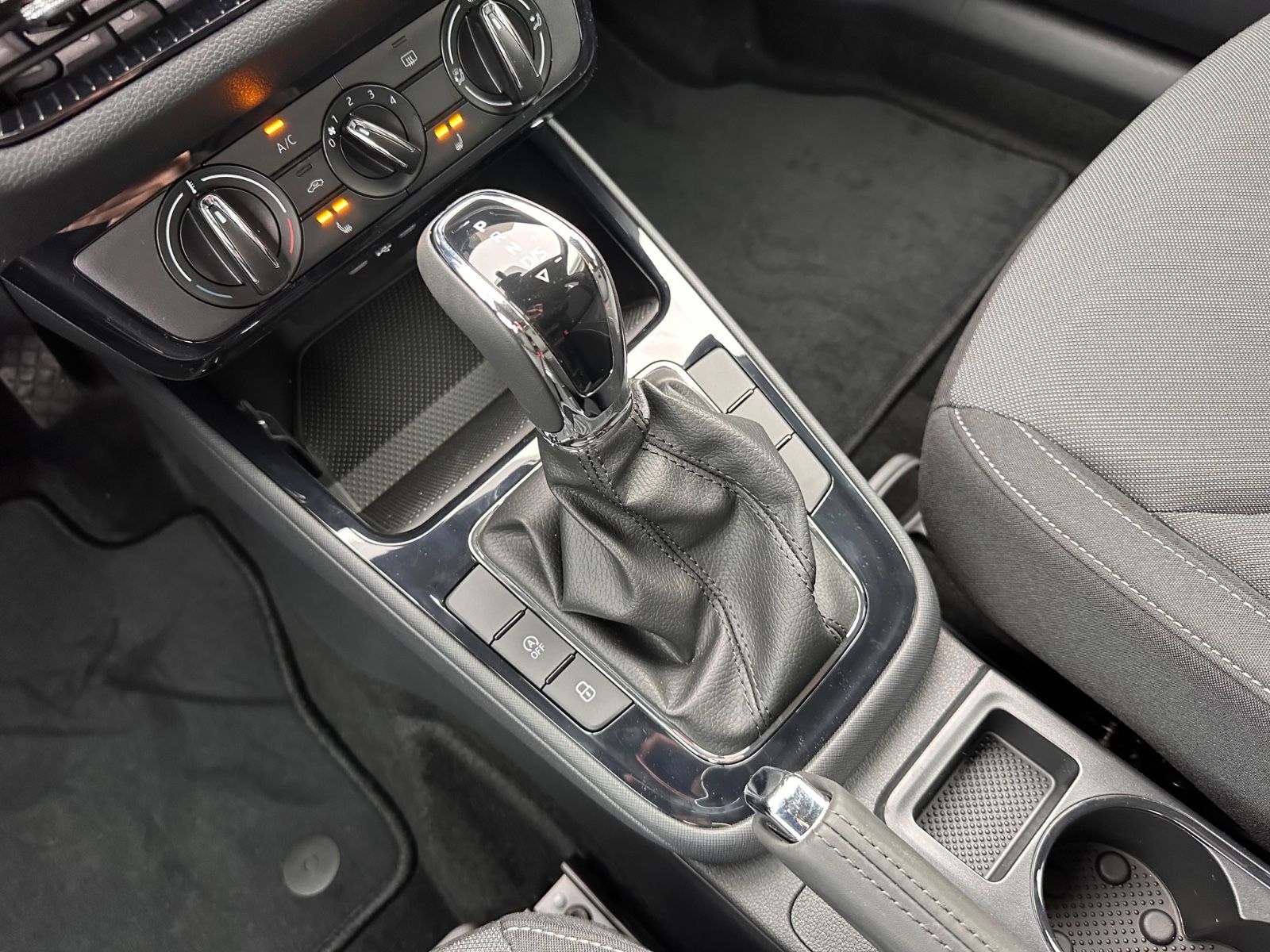 Fahrzeugabbildung SKODA Fabia 1.0 TSI DSG Selection LED/PDC/SHZG/APP/GRA