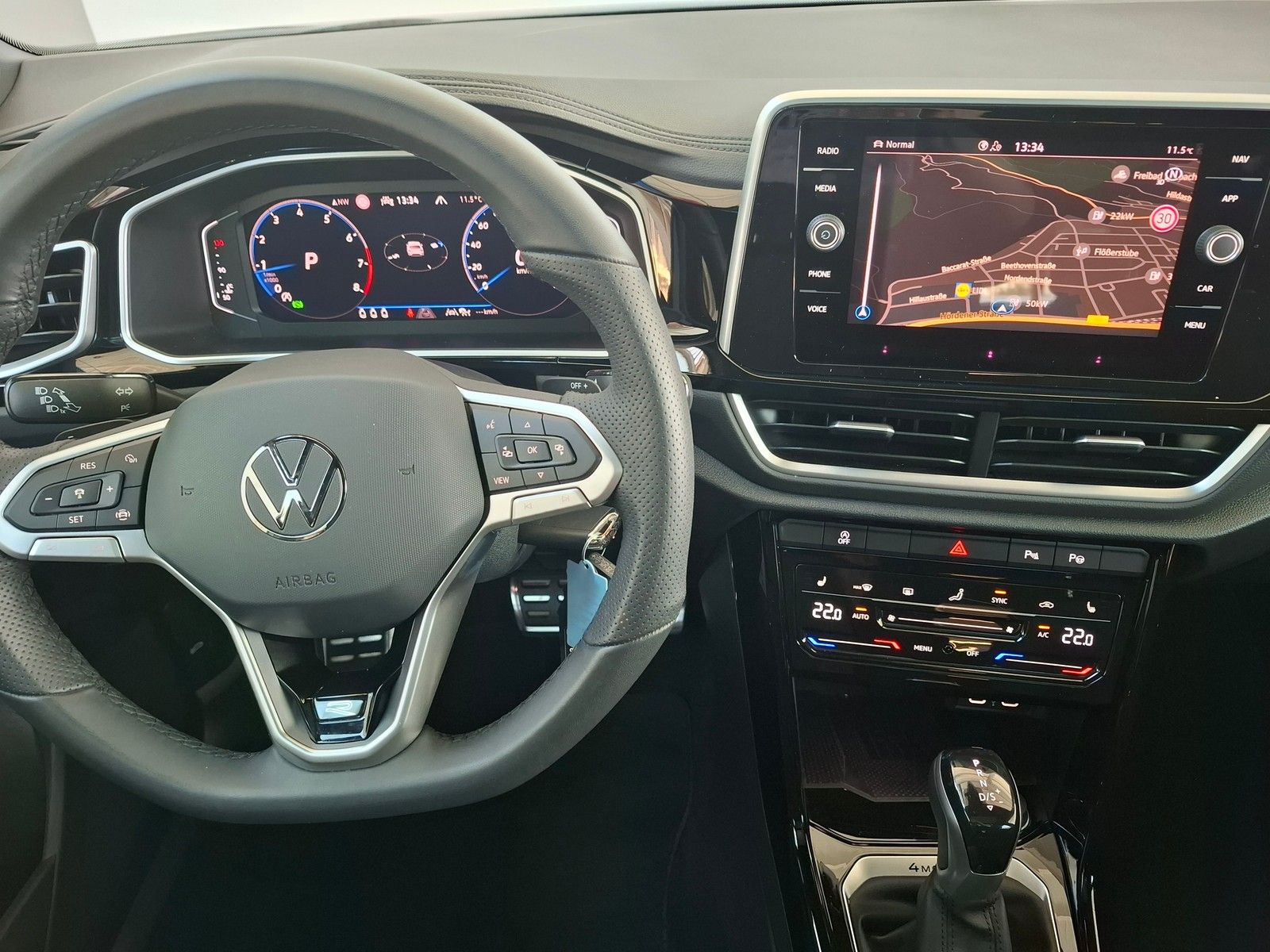 Fahrzeugabbildung Volkswagen T-Roc R-Line 2,0 TSI DSG 4Motion + Pano + Kamera