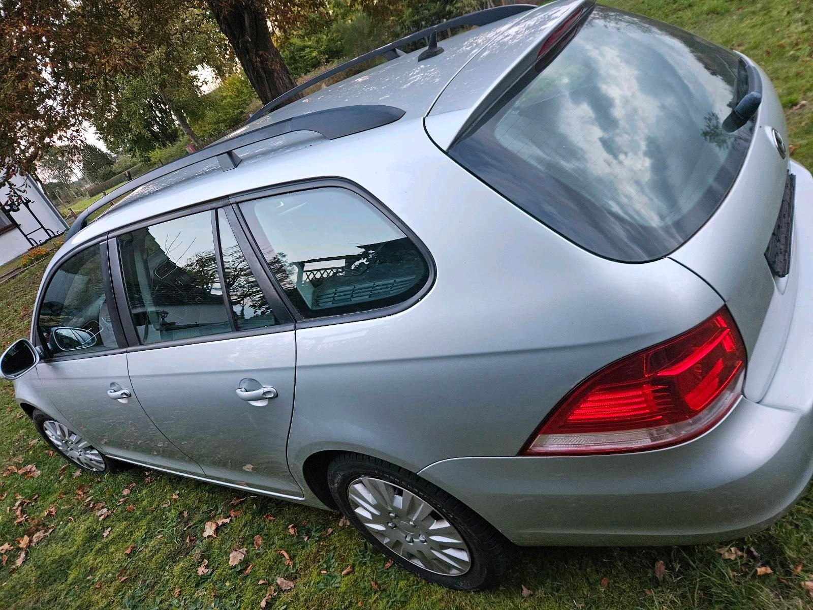 Volkswagen Golf 2010 — салон