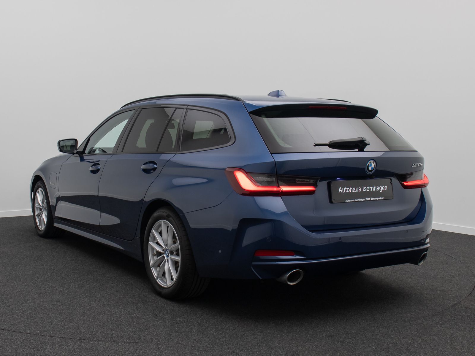 Fahrzeugabbildung BMW 320e HUD Alarm DAB Kamera GeschwindigReg Widscre