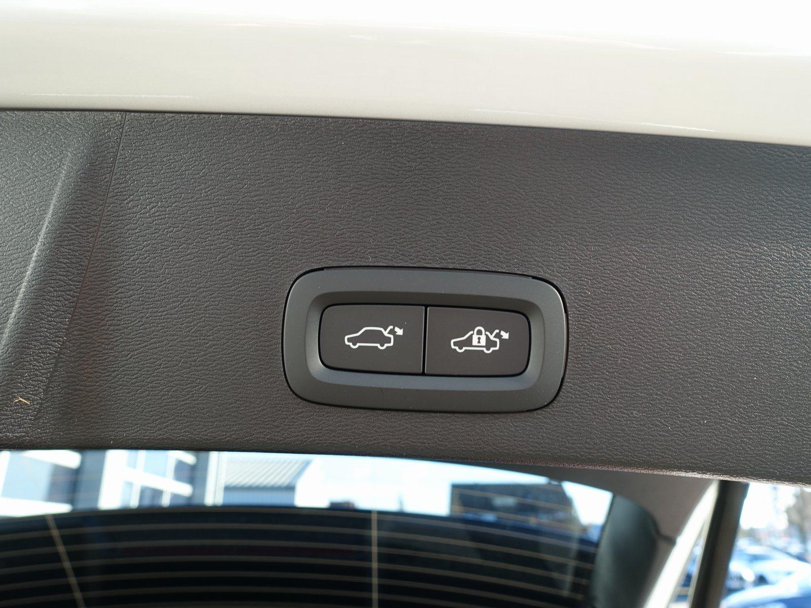 Volvo XC40 Black Edition Plus B3/E-Sitze/H&K