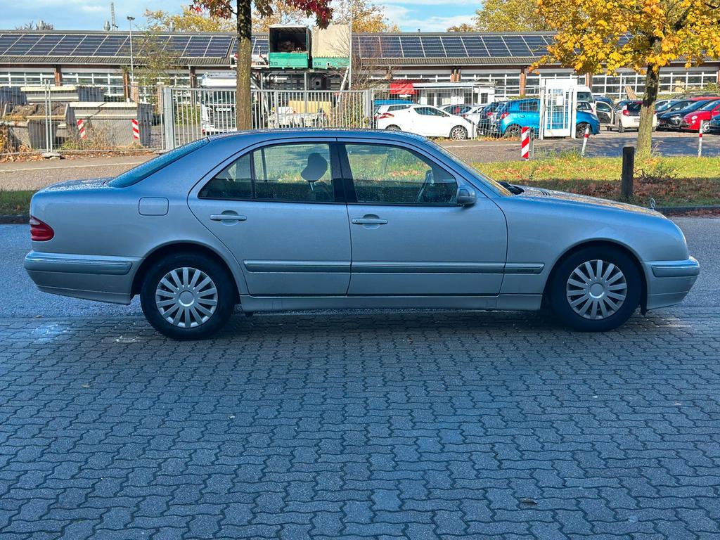 Mercedes-Benz E 240