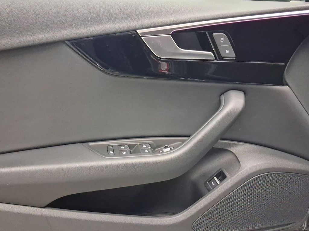 AUDI A4 2024