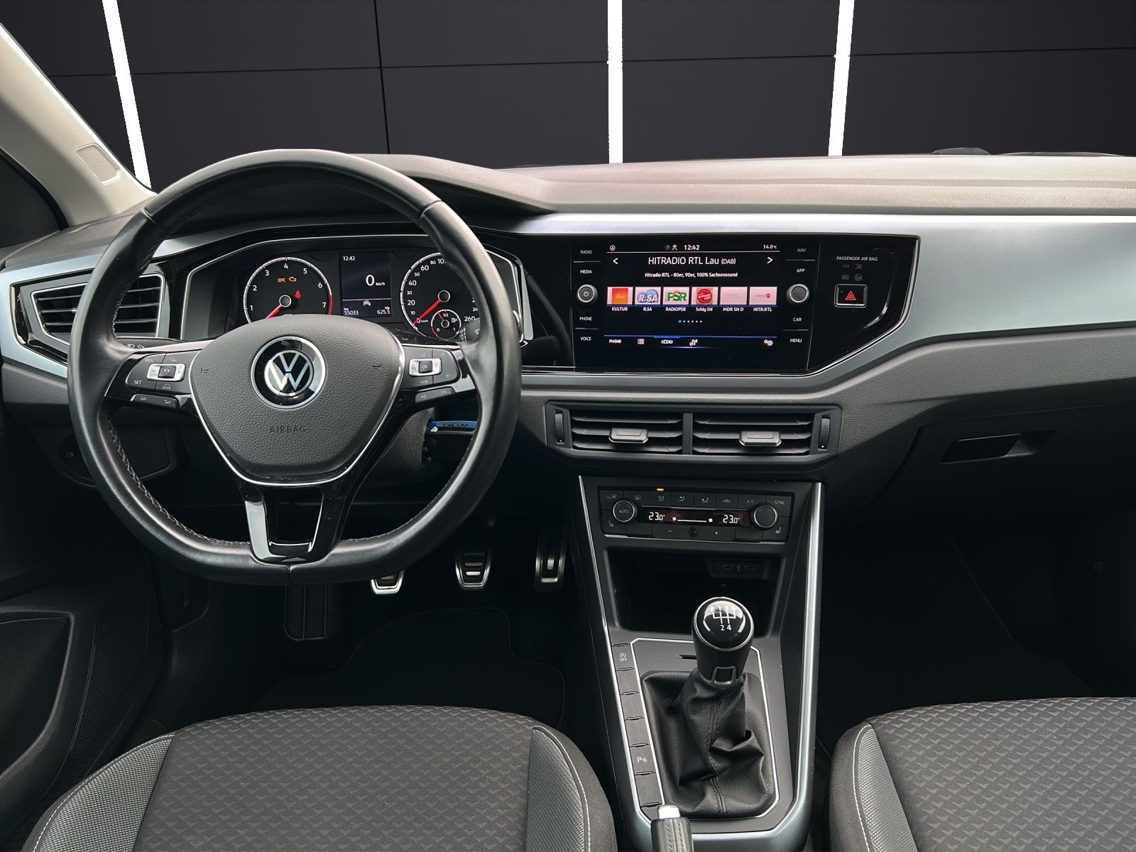 Fahrzeugabbildung Volkswagen Polo TSI Active LED Climatronic ACC PDC SH LM