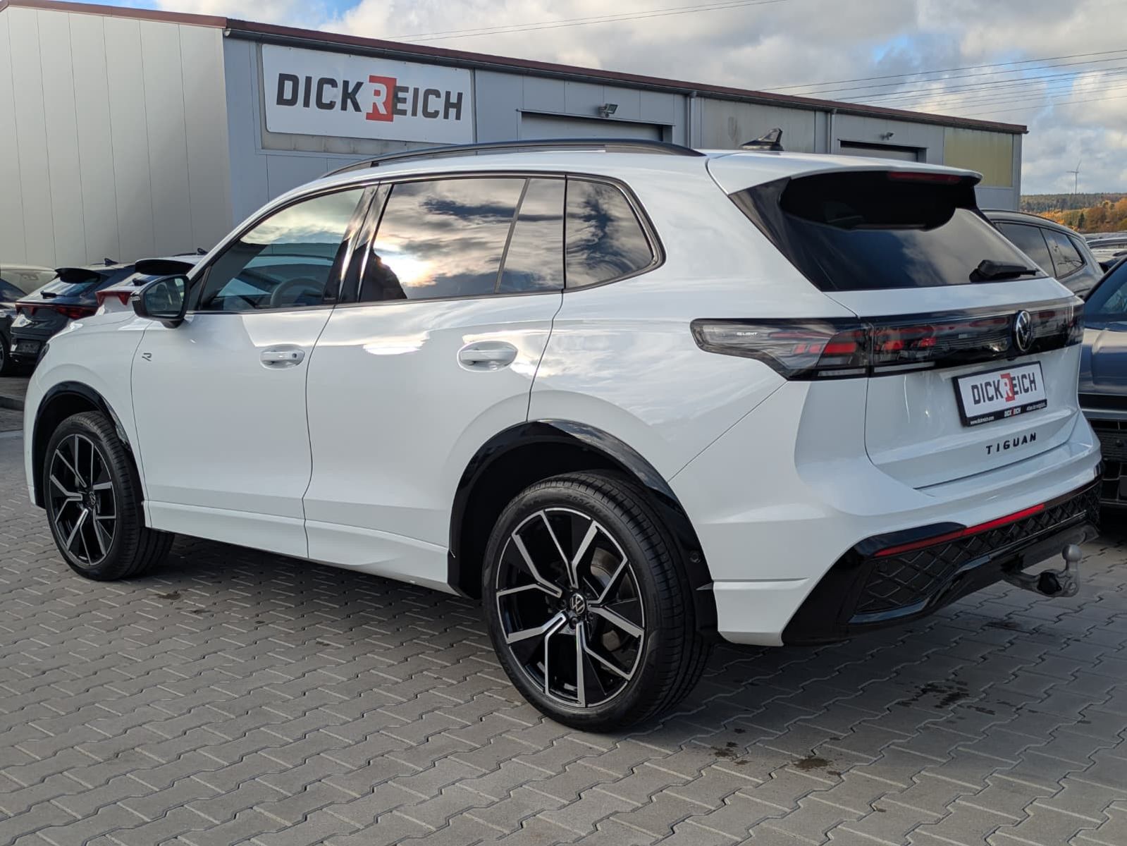 Fahrzeugabbildung Volkswagen Tiguan 2.0 TDI 4M R-Line PANO*H&K*AHK*MATRIX*20"