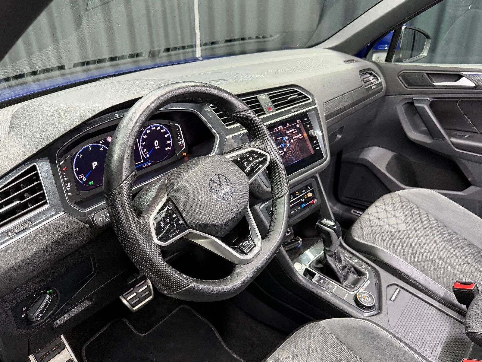 Fahrzeugabbildung Volkswagen Volkswagen Tiguan R-Line 4Motion|MATRIX|PANO|AHK