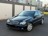 Mercedes-Benz C-230 Mopf Elegance - Mercedes-Benz C 230 mit Benzin-Antrieb: Limousine, Schaltgetriebe