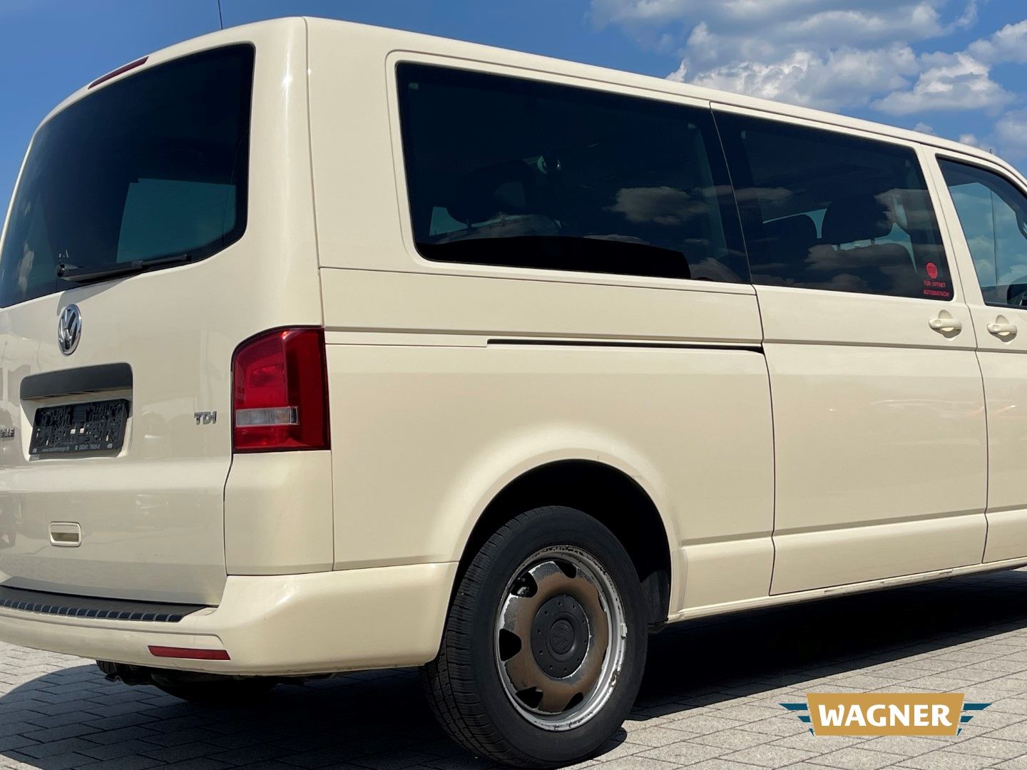 Fahrzeugabbildung Volkswagen T5 Caravelle Comfortline lang 2.0 BiTDI 9-Sitzer