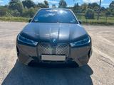 BMW iX xDrive40 Sportpaket|22"|AHK|Pano|Head-Up|360° - BMW iX von privat