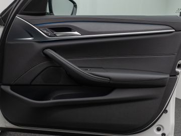Fahrzeugabbildung BMW 530e Tour Luxury Line HiFi Pano AHK Kamera DAB
