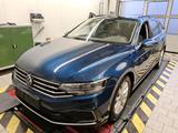 Volkswagen Passat Variant GTE *KAM*ACC*PARK*LANE*AHK*STHZ* - mit Hybrid-Antrieb: Blau, Stoff