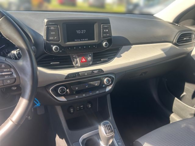 Fahrzeugabbildung Hyundai i30 Select 1.4 Fahrerprofil Spurhalteass. Fernli