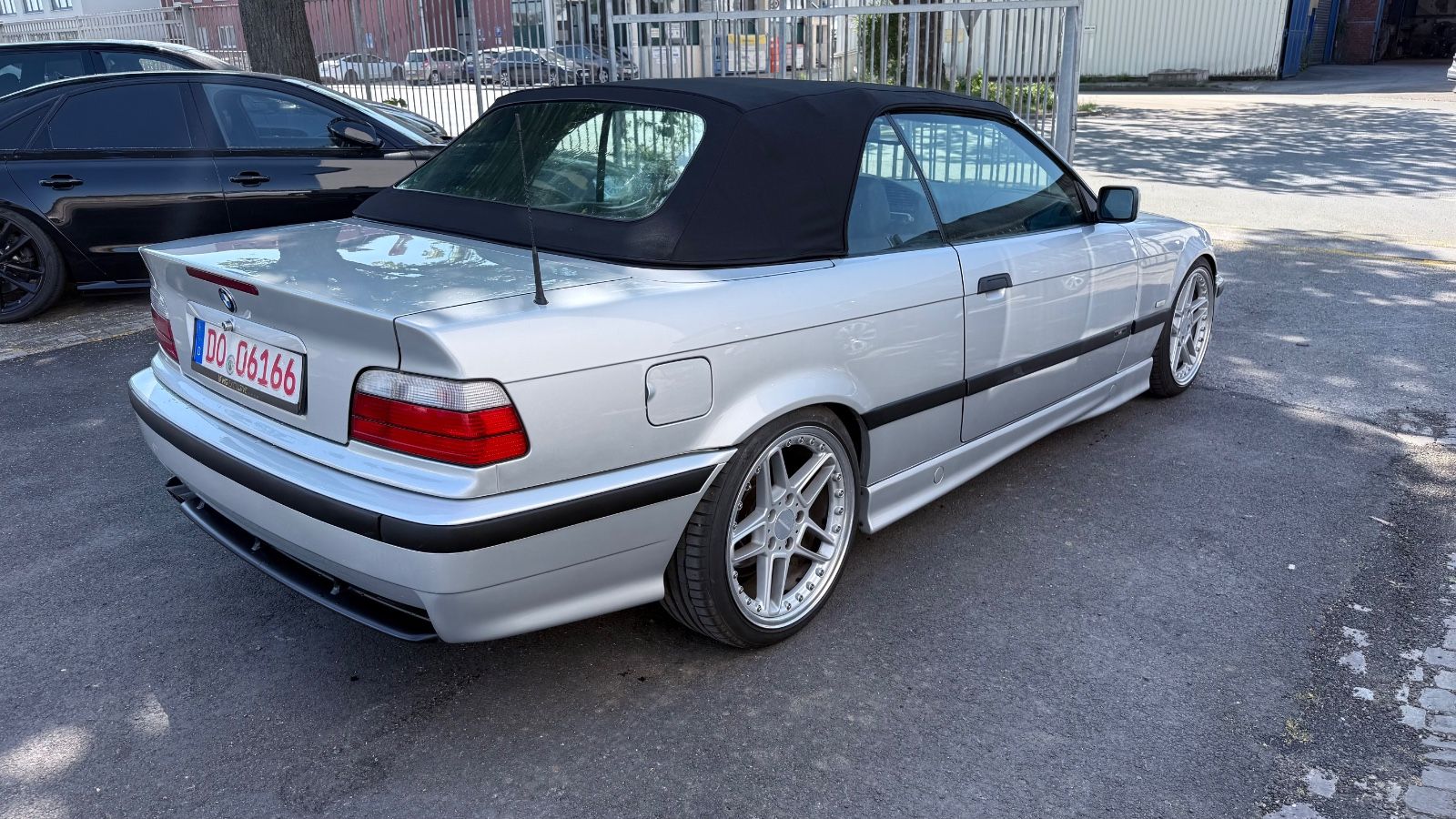 Fahrzeugabbildung BMW 320i Cabrio Sport Edition