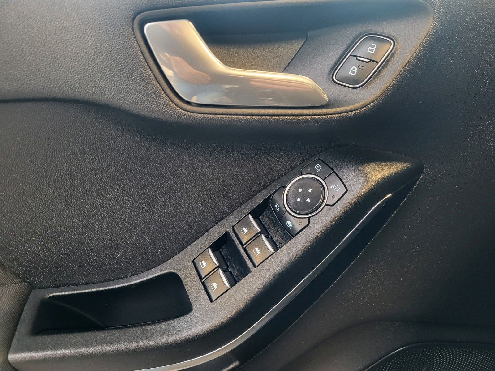 Fahrzeugabbildung Ford Fiesta Titanium/Winterpaket/LED/Sportsitze/PDC