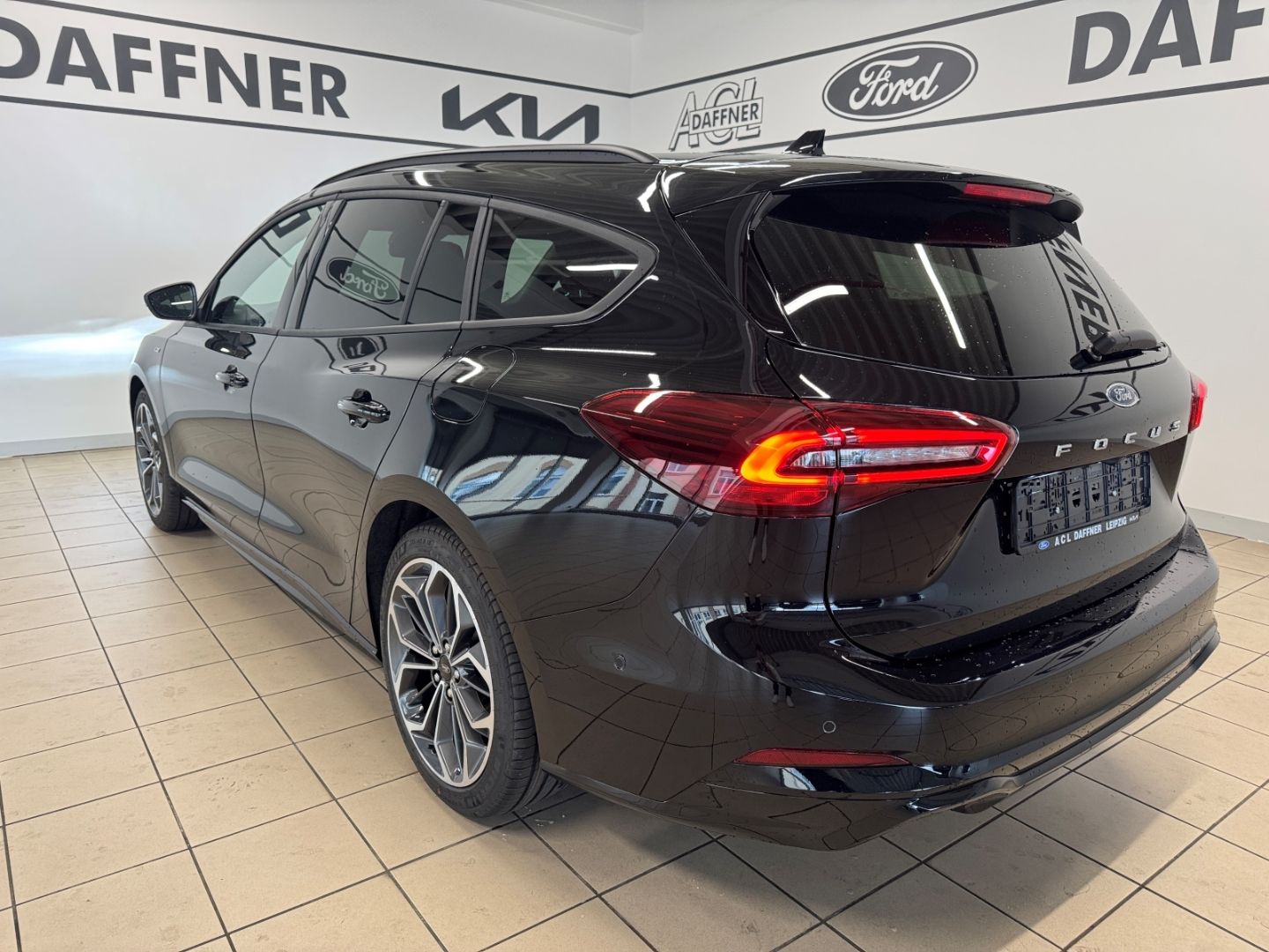 Fahrzeugabbildung Ford Focus Turnier ST-Line X B&O 18'' LED ACC Kamera