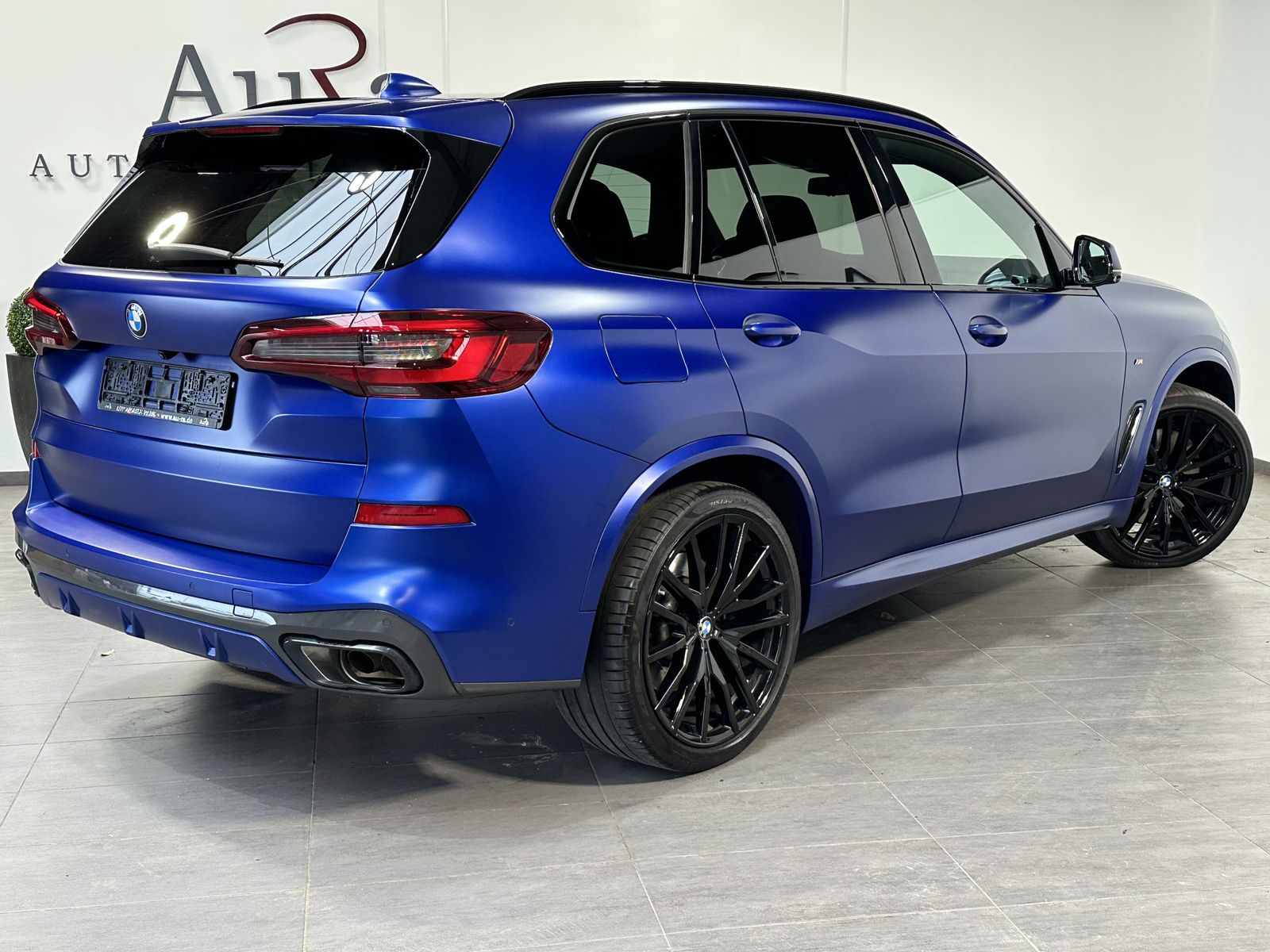Fahrzeugabbildung BMW X5 M50i NAV+LASER+ACC+HEAD-UP+PANO+22ZO+360°+H&K