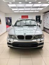 BMW X5 4.6is - - silberne BMW X5