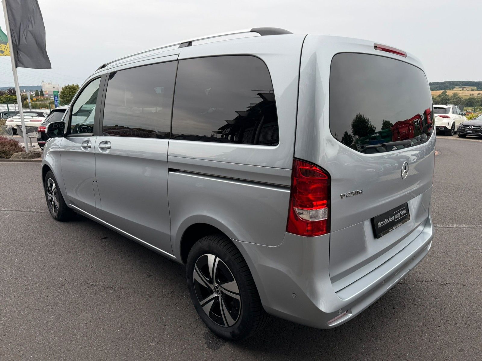 Fahrzeugabbildung Mercedes-Benz V 250 d Kompakt DISTRONIC AHK2,5to Kamera