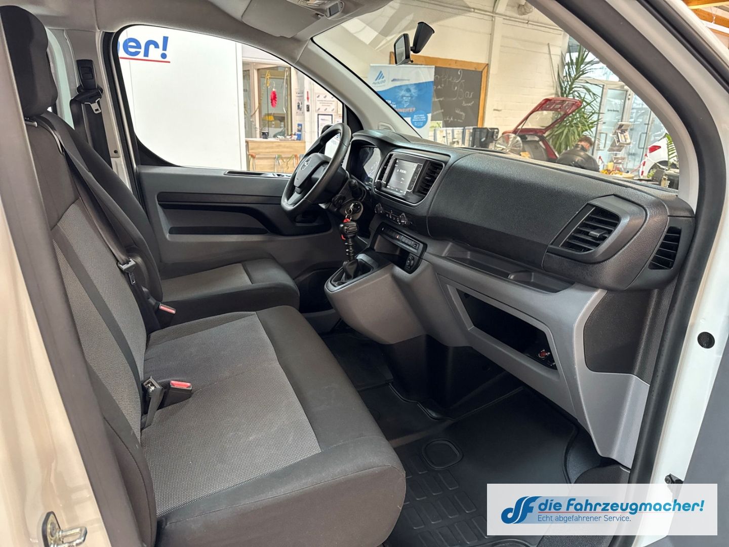 Fahrzeugabbildung Opel Vivaro L Apple CarPlay Android Auto Musikstreami