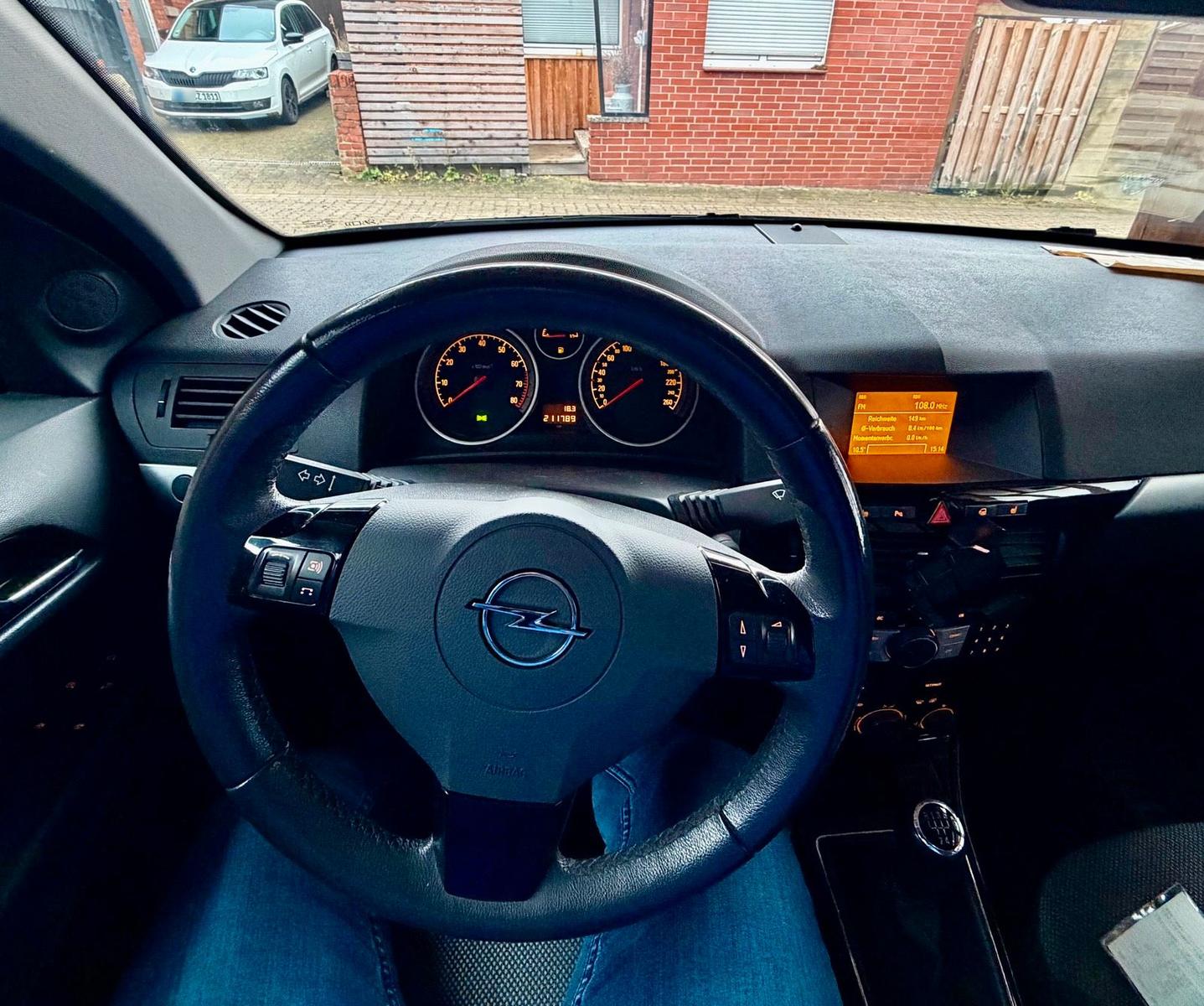 Opel Astra 2010 — photo 5