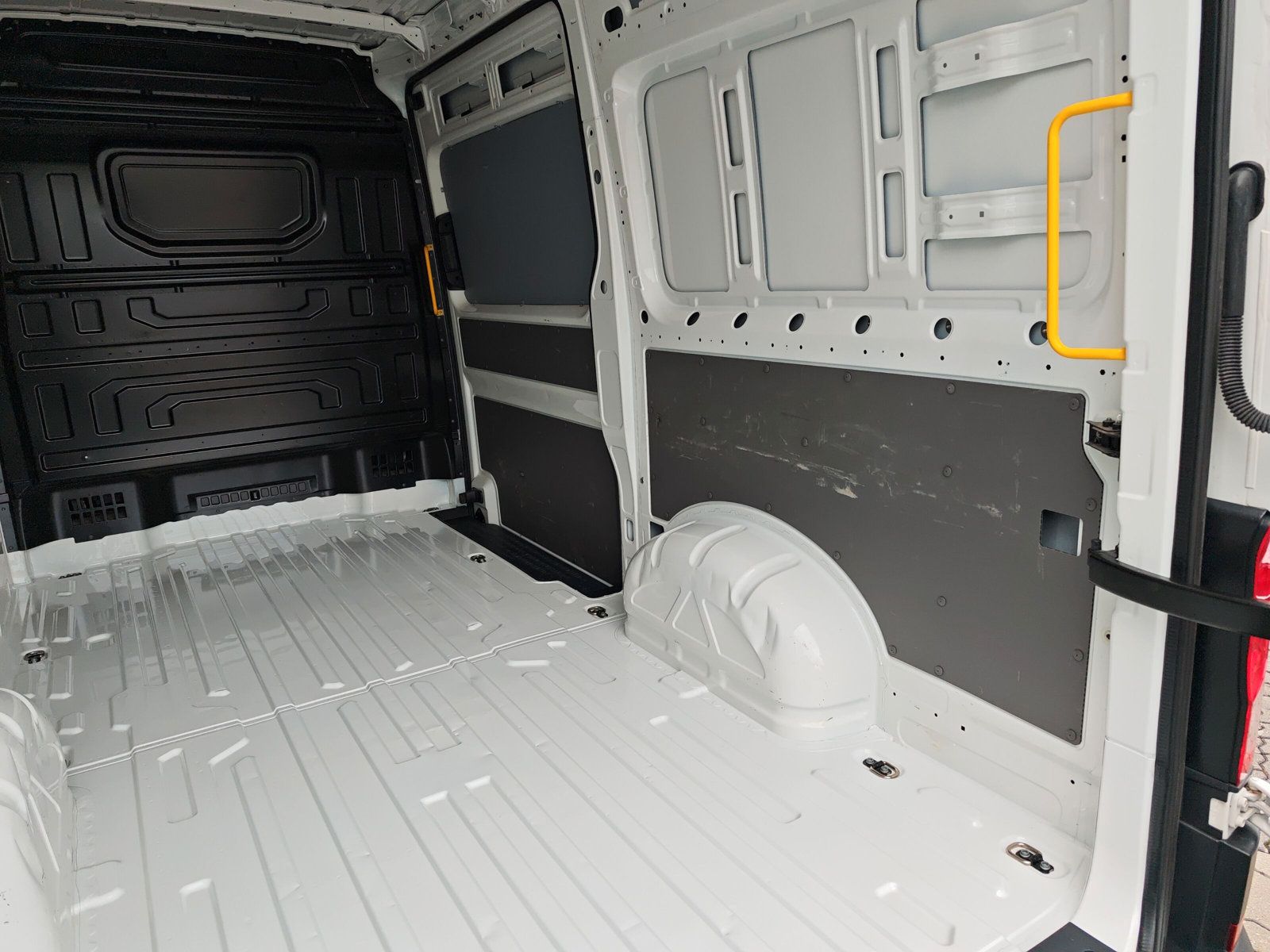Crafter Kasten 35 MR Hochd TDi DSG Navi Kamera