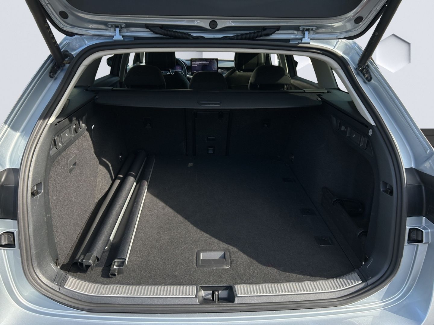 Superb Combi 2.0 TDI DSG 110kW LED AHZV Sitzheiz