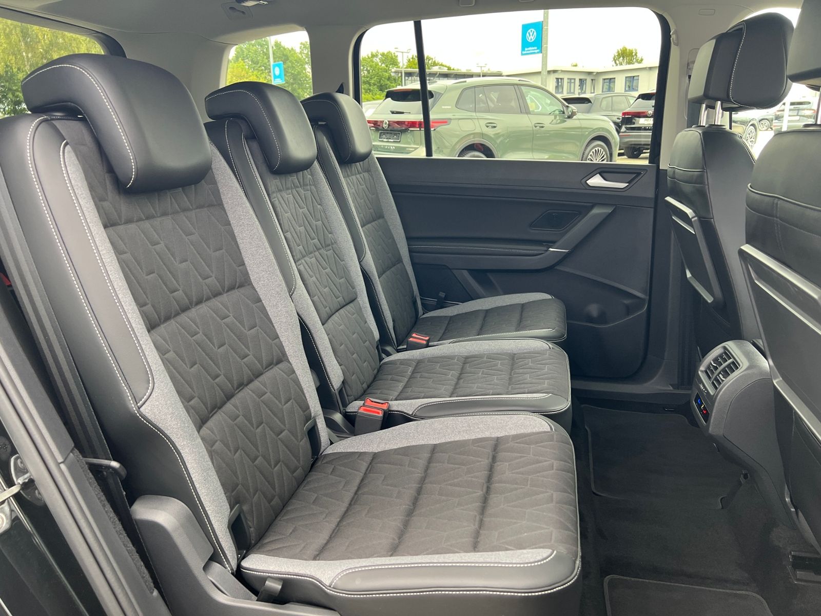 Fahrzeugabbildung Volkswagen Touran Comfortline 2.0 TDI DSG *R-Line Ext., AHK