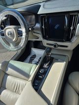 Volvo V90 D4 Momentum  STH/AHK/PANO/KVLICHT/WPAKET - Volvo: Firmenfahrzeug