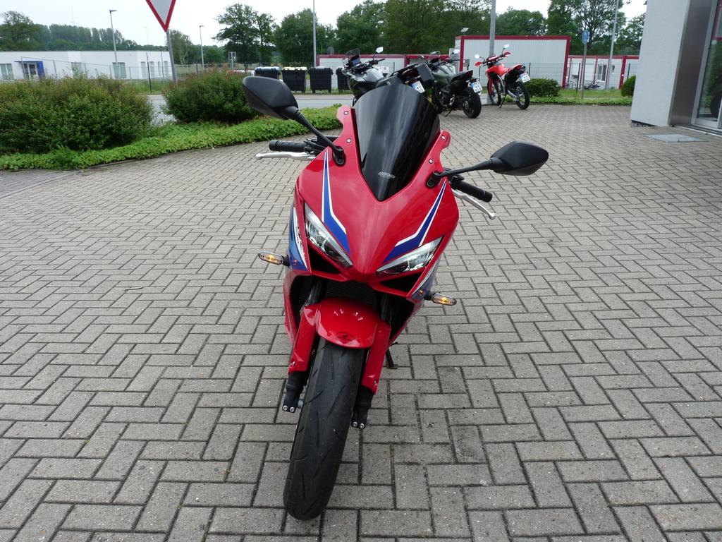 Honda CBR650R ABS 1. Hand Neuwertig + Zubehör