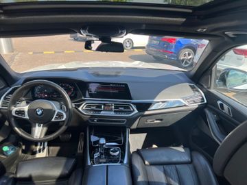 Fahrzeugabbildung BMW X5 M50 M Sport Sky Fond Entertainment VOLL