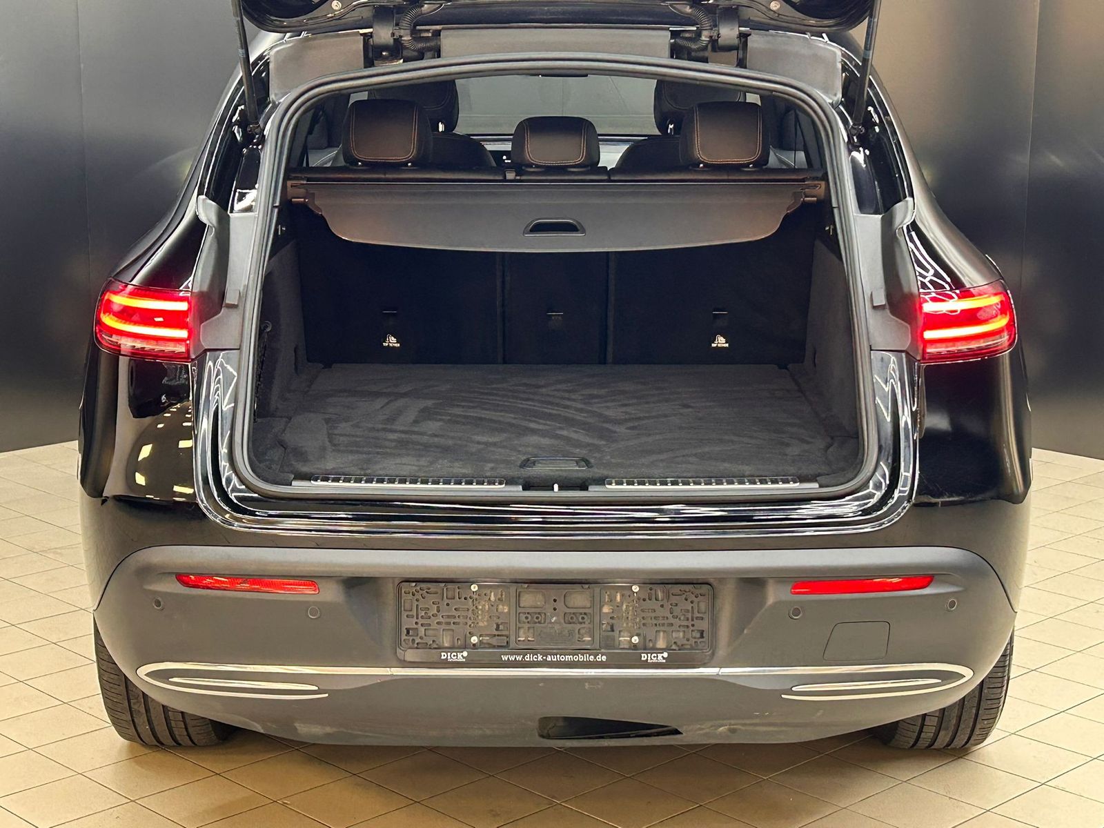 Fahrzeugabbildung Mercedes-Benz EQC 400 4M WIDES+MULTIB+HEAD+ACC+SHZ+AHK+WP+360+