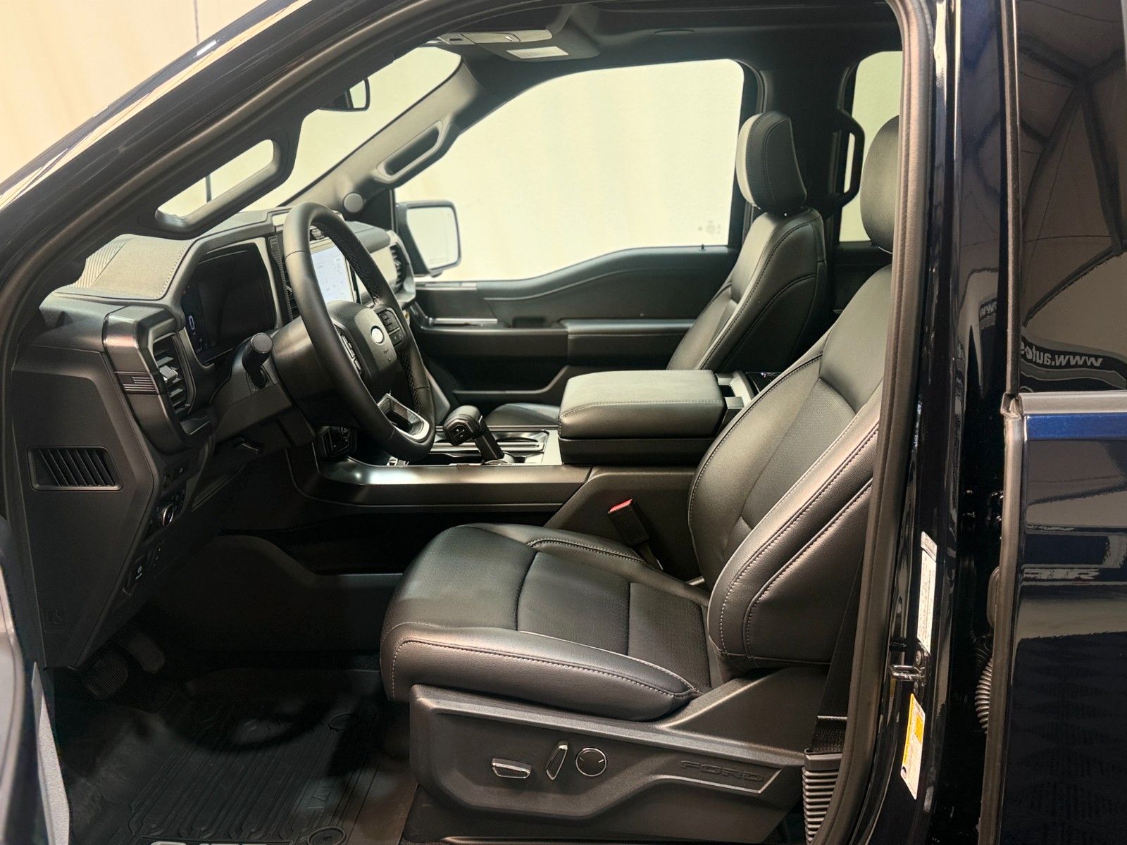 Fahrzeugabbildung Ford F-150 Lariat 5.0L V8  5,5" Black Ed. MY25