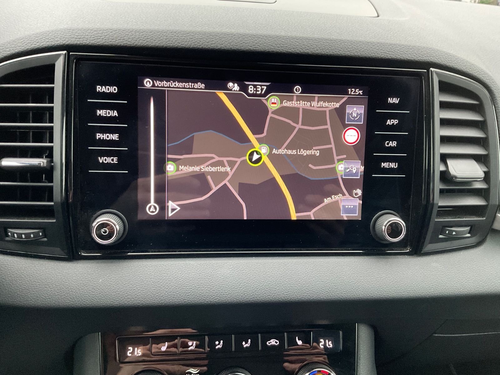 Fahrzeugabbildung SKODA Karoq 1.5l TSI DSG ACC,Kamera,Navi,LED,ACC