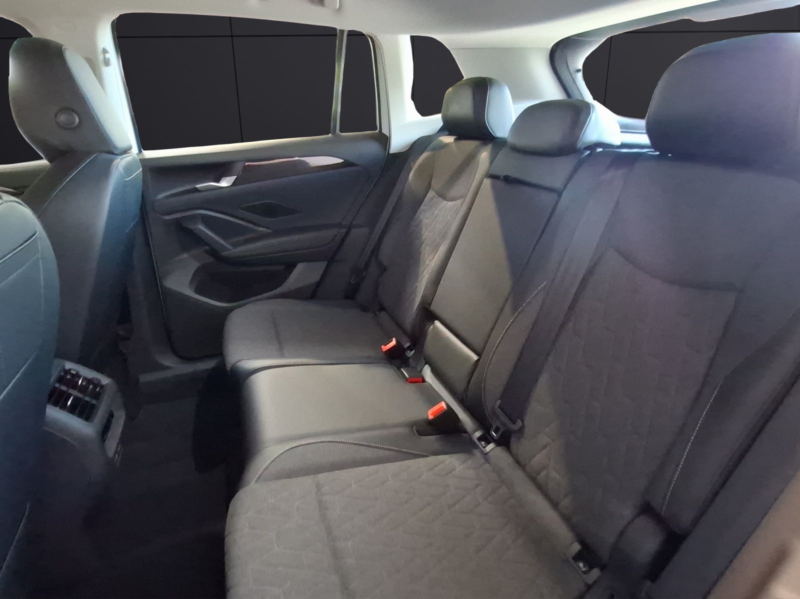 Fahrzeugabbildung Volkswagen Tiguan eTSI Life DSG LED AHK Navi AID ACC RFK SH