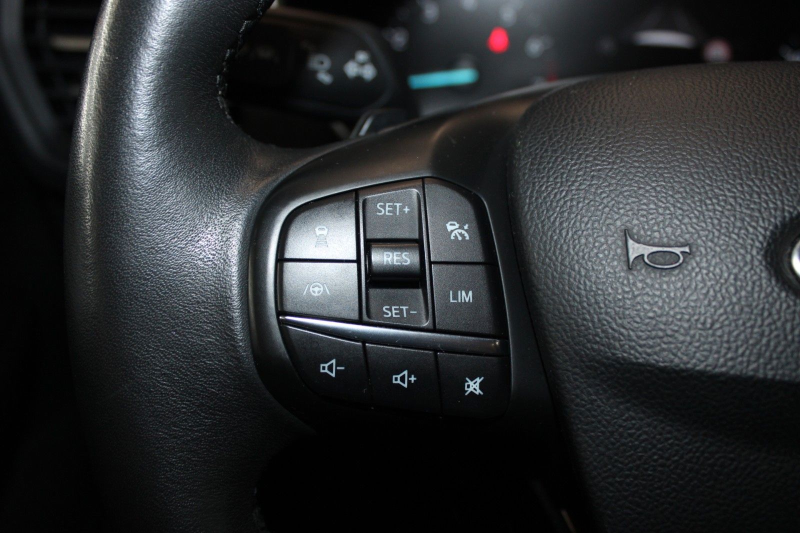 Fahrzeugabbildung Ford Focus Cool & Connect Automatik + AHK ACC WinterP