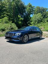 Mercedes-Benz E 220 d T Autom. - - Mercedes-Benz E 220 mit Diesel-Antrieb: Blau, Kombi